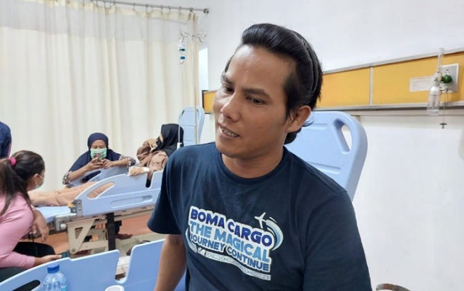 Toni Gunawan, sopir truk ekspedisi yang selamat dalam kecelakaan maut di tol Semarang-Solo, Boyolali. (RAGIL L/RADAR SOLO)
