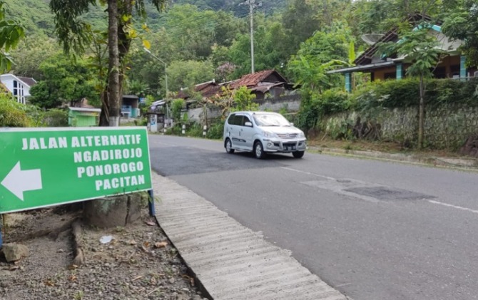 Papan petunjuk bagi pengguna jalan yang akan menggunakan JLK menuju arah Ngadirojo, Ponorogo dan Pacitan di wilayah Kelurahan Wuryorejo Kecamatan Wonogiri Kota. (IWAN ADI L/RADAR SOLO)