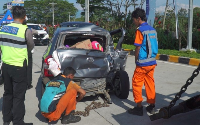 Salah satu kendaraam yang terlibat kecelakaan beruntun di Jalan Tol Semarang-Solo di KM 468+500 pada Kamis (20/4) pagi. (RAGIL L/RADAR SOLO)