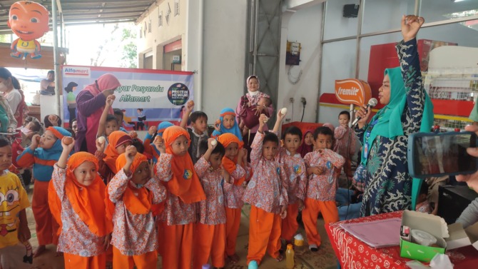 HAPPY: Anak-anak TK tengah mengikuti sebuah lomba ketangkasan.