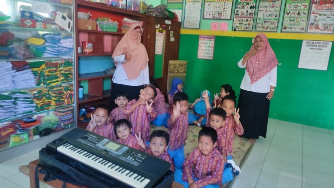 PENUH PENDEKATAN: Dalam mendidik  anak tentu tak mudah, namun juga tak sulit. Pola anak usia dini tentu berbeda-beda, tergantung karakter sang anak. (AHMAD KHAIRUDIN/RADAR SOLO)