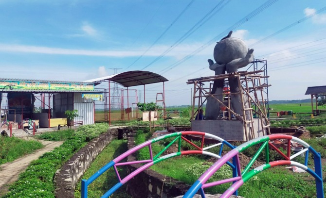 IKONIK: Pembangunan Tugu Maja Asta di Desa Majasto, Kecamatan Tawangsari, Sukoharjo. (IWAN KAWUL/RADAR SOLO)