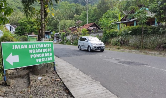 Papan petunjuk bagi pengendara yang akan menggunakan JLK menuju arah Ngadirojo, Ponorogo dan Pacitan di wilayah Kelurahan Wuryorejo, Kecamatan Wonogiri Kota, Minggu (16/4/2023). (IWAN ADI LUHUNG/RADAR SOLO)