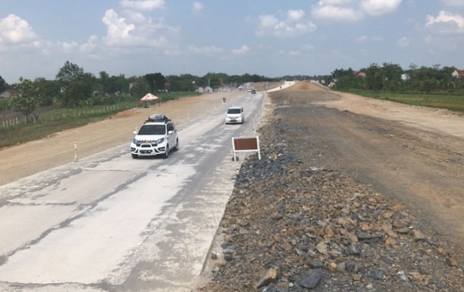 Kendaraan pemudik melintas di tol fungsional Solo-Jogja.