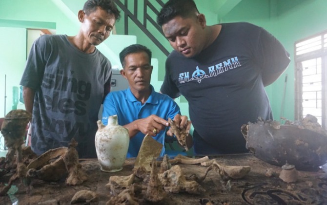 Temuan ODCB yang menjadi tontonan warga di Kantor Desa Wonoboyo, Kecamatan Jogonalan pada Selasa (25/4). (ANGGA P/RADARSOLO)