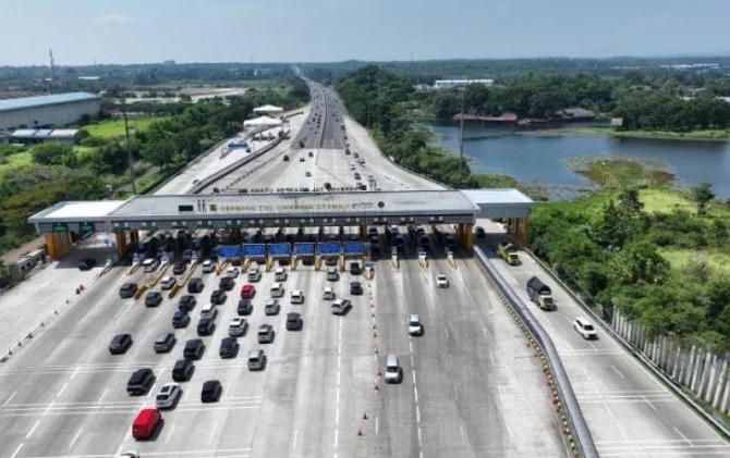 Suasana arus lalu lintas di Gerbang Tol Cikampek Utama. (ANTARA/Jasa Marga)