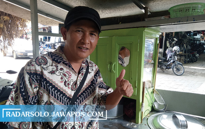 TAK KENAL LELAH: Jumadi di warung mi ayamnya di Semanggi, Pasar Klitikan Semanggi. (SILVESTER KURNIAWAN/RADAR SOLO)
