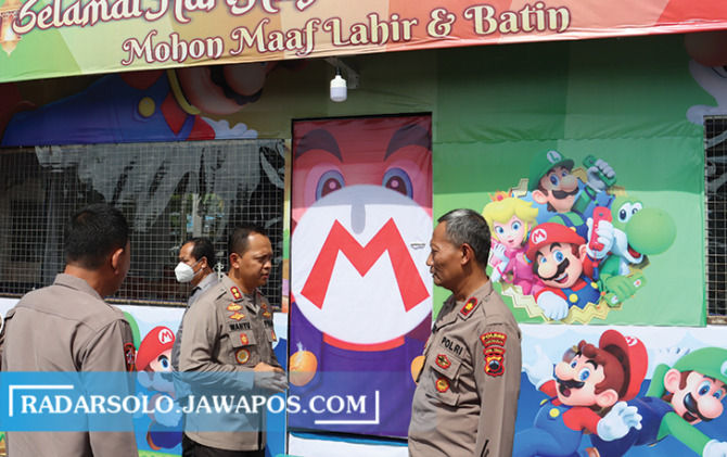 PATROLI: Kapolres Sukoharjo AKBP Wahyu Nugroho Setyawan meninjau pospam Sanggung, Gatak, Minggu (16/4/2023). (IWAN KAWUL/RADAR SOLO)