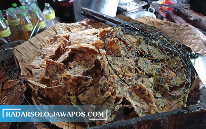 BUAH TANGAN: Keripik tempe benguk bikinan warga Lingkungan Grobog, Kelurahan Wuryorejo, Kecamatan Wonogiri Kota. (IWAN ADI LUHUNG/RADAR SOLO)