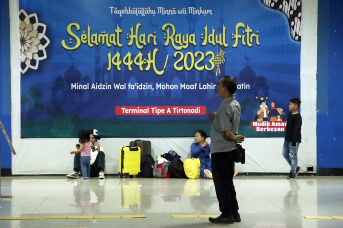 ILUSTRASI: Pemudik tiba di Terminal Tirtonadi Solo, kemarin. (M. IHSAN/RADAR SOLO)
