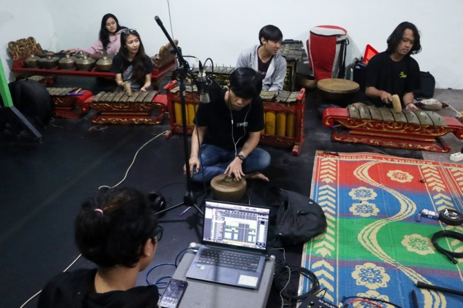 KOLABORASI CIAMIK: Artaxiad memadukan gamelan dengan musik modern di Taman Budaya Jawa Tengah, belum lama ini. Foto bawah, proses perekaman vokal anggota Artaxiad. (M. IHSAN/RADAR SOLO)