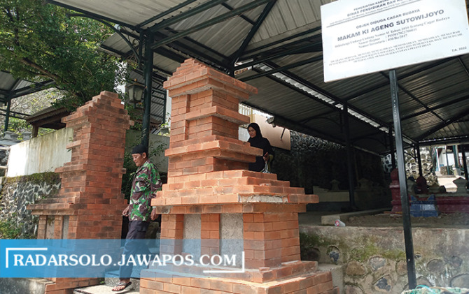 BERSEJARAH: Peziarah mengunjungi Makam Bumi Arum Majasto, Desa Majasto, Tawangsari, Sukoharjo. (IWAN KAWUL/RADAR SOLO)