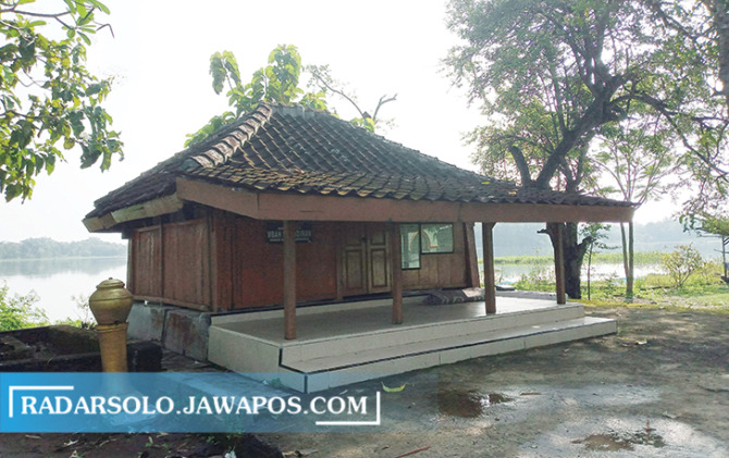 JEJAK PERJUANGAN: Makam Eyang Sayidiman di perairan Waduk Mulur, Kecamatan Bendosari, Sukoharjo. (IWAN KAWUL/RADAR SOLO)