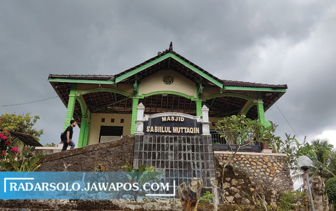 BERSEJARAH: Lokasi masjid tiban di Sumberagung yang kini sudah dibangun masjid baru. (IWAN ADI LUHUNG/RADAR SOLO)