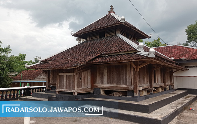 LAWAS: Masjid Tiban Wonokerso, Sendangrejo, Baturetno, Wonogiri masih berbentuk klasik. (IWAN ADI LUHUNG/RADAR SOLO)