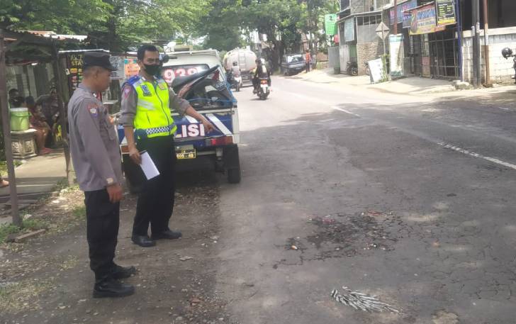 Polisi melakukan olah TKP kecelakaan motor matic dengan bus di Jalan Abdul Latief, Dusun Badran Asri RT 05 RW 05, Desa Cangkol, Kecamatan Mojolaban, Sabtu (29/4). (IWAN KAWUL/RADARSOLO)