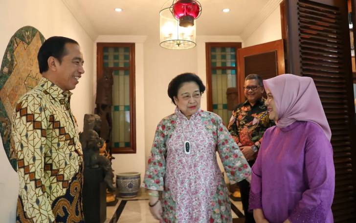 Presiden Jokowi bersama Ibu Negara Iriana Jokowi berbincang bersama Ketum DPP PDIP Megawati Soekarnoputri di Jalan Teuku Umar, Menteng, Jakarta Pusat, Kamis (27/4). (ISTIMEWA)