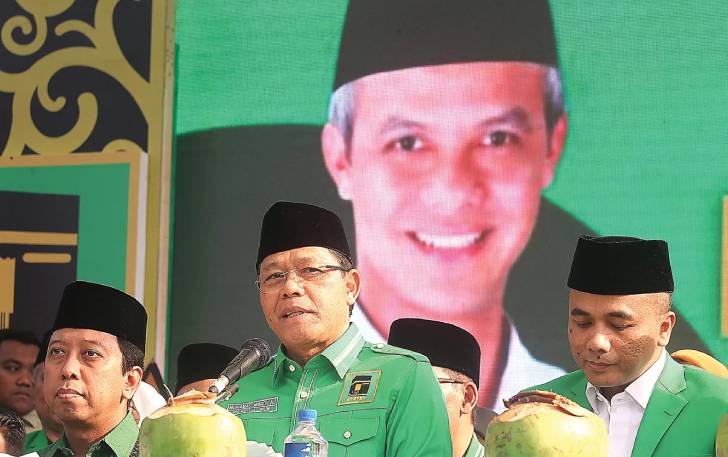 Plt Ketua Umum PPP Mardiono menjelaskan hasil rapimnas yang memutuskan mendukung Ganjar sebagai bacapres 2024, Kamis (27/4). (JAWA POS RADAR JOGJA)