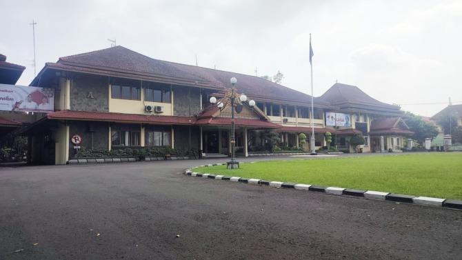 SEGERA DITINGGALKAN: Kondisi kantor pemda Kabupaten Sragen yang berada di jantung Kota Sragen ini masih cukup bagus. Gedung ini akan tetap difungsikan. (AHMAD KHAIRUDIN/RADAR SOLO)