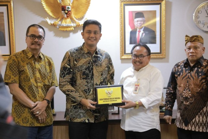 KENANG-KENANGAN: Ketua DPRD Klaten Hamenang Wajar Ismoyo (dua dari kiri) bersama jajaran Badan Pembinaan Ideologi Pancasila (BPIP). (DOK.DPRD KLATEN)