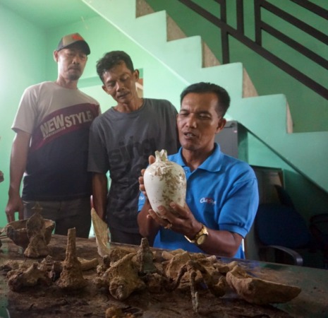 DITELITI: Temuan ODCB yang menjadi tontonan warga di Kantor Desa Wonoboyo, Kecamatan Jogonalan pada Selasa (25/4/2023) (.ANGGA PURENDA/RADAR SOLO)