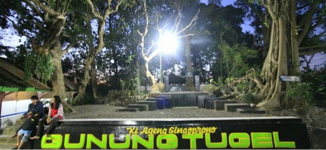 ULAMA SEDERHANA: Peziarah di Makam Ki Ageng Singoprono I di Gunung Tugel, Desa Nglembu, Sambi. (RAGIL LISTIYO/RADAR SOLO)