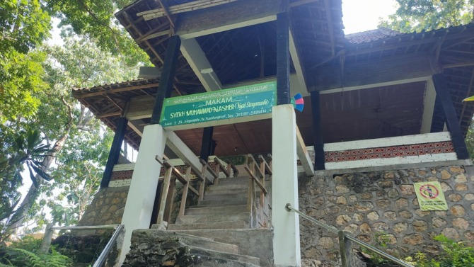SERING DIZIARAHI: Makam Syekh Muhammad Nasher di Dukuh Singomodo, Desa Kandangsapi, Kecamatan Jenar, Sragen. (AHMAD KHAIRUDIN/RADAR SOLO)