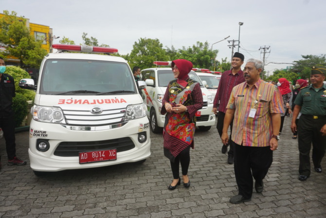 DISEDIAKAN GRATIS: Bupati Klaten Sri Mulyani meninjau mobil ambulans di halaman Pendapa Pemkab Klaten, Kamis (13/4/2023). (ANGGA PURENDA/RADAR SOLO)