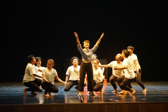 LUWES: Widi Mulia saat latihan menari dengan para aktor tari ISI Surakarta. (DOK.PRIBADI)