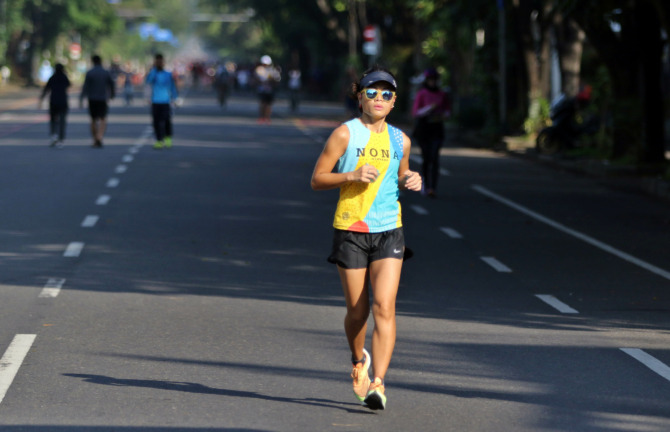 TUBUH FIT: Warga Kota Solo jogging di car free day (CFD) Jalan Slamet Riyadi, kemarin (9/4). Selama berpuasa, tetap dianjurkan menjaga kebugaran tubuh. (ARIEF BUDIMAN/RADAR SOLO)
