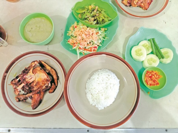 LENGKAP: Satu porsi lengkap dengan trancam, lalapan, sambel bawang, dan jangan lombok. (IWAN ADI LUHUNG/RADAR SOLO)