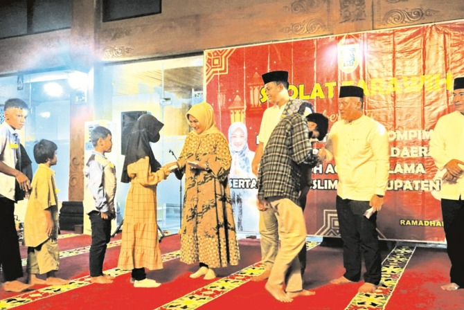 PEDULI: Bupati Klaten Sri Mulyani menyatuni anak yatim dan piatu di Masjid Nur Azizah, Kompleks Kantor Bupati Klaten. (ANGGA PURENDA/RADAR SOLO)