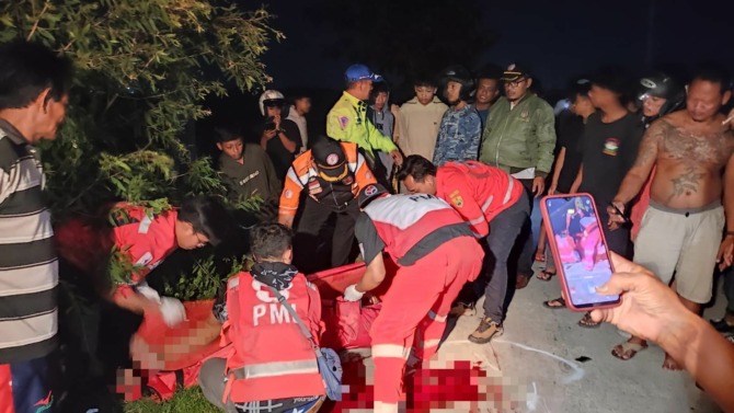 NAHAS: TIM dari PMI Sragen tengah mengevakuasi korban lakalantas di ring road utara Sragen. (AHMAD KHAIRUDIN/RADAR SOLO)