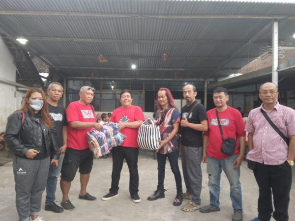 ROCKERS BERBAGI: Community of Rock Surakarta (Corsa) membagikan santunan ke panti asuhan. (DINA MAFTUH/RADAR SOLO)