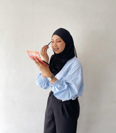 LAYAK DICOBA: Make up Artist (MuA) Faradila Ratnasari mengaplikasikan Effortless Beauty yang cocok untuk hari raya Idul Fitri. (FARADILA FOR RADAR SOLO)