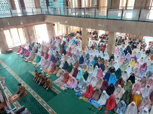 SEMANGAT: Siswa SMPN 1 Surakarta ikuti pesantren Ramadan. (SEPTIAN REVINDA/RADAR SOLO)