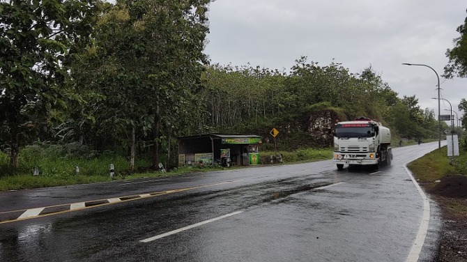 Kendaraan berat melintas di jalur Pansela yang masuk wilayah Kecamatan Pracimantoro belum lama ini. (IWAN ADI LUHUNG/RADAR SOLO)