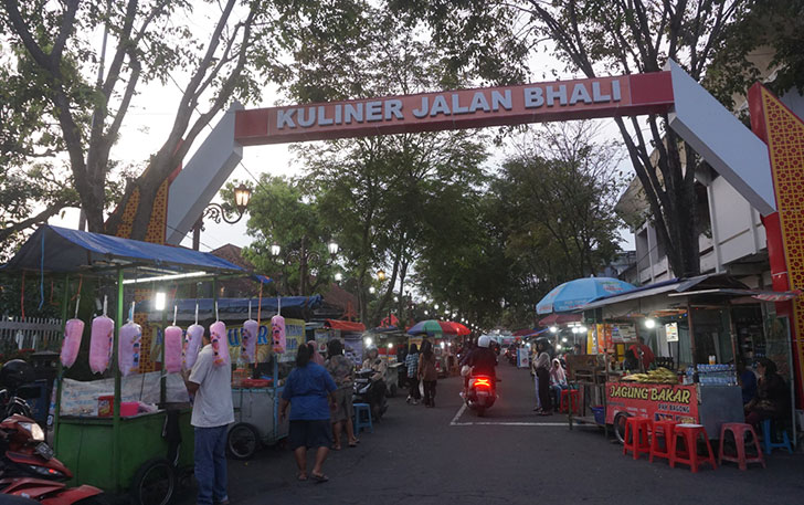 Keramaian di kawasan kuliner Jalan Bali, Kecamatan Klaten Tengah, belum lama ini. (ANGGA PURENDA/RADAR SOLO)
