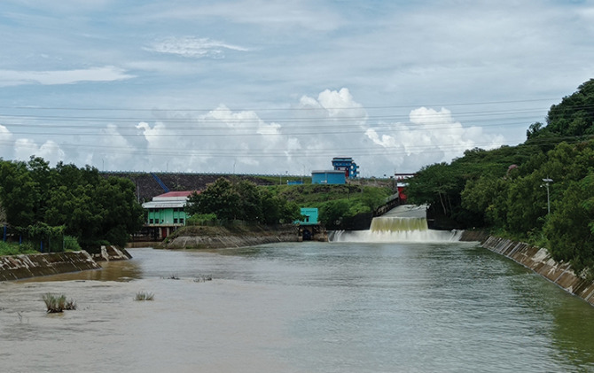 KONTROL: Pintu Spillway Waduk Gajah Mungkur Wonogiri dibuka untuk mengendalikan tinggi muka air, Minggu (2/4/2023). (IWAN ADI LUHUNG/RADAR SOLO)