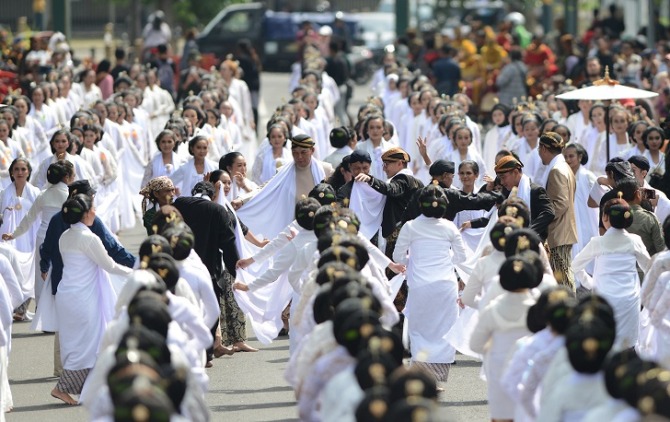 Menparekraf Sandiaga Uno, bersama Wali Kota Surakarta Gibran Rakabuming Raka, Wakil Wali Kota Surakarta Teguh Prakosa, dan KGPAA Mangkunegara X turut menari dalam event Solo Menari 2023 di kawasan Ngarsopuro, Sabtu (29/4/2023). (ARIEF BUDIMAN/RADAR SOLO)