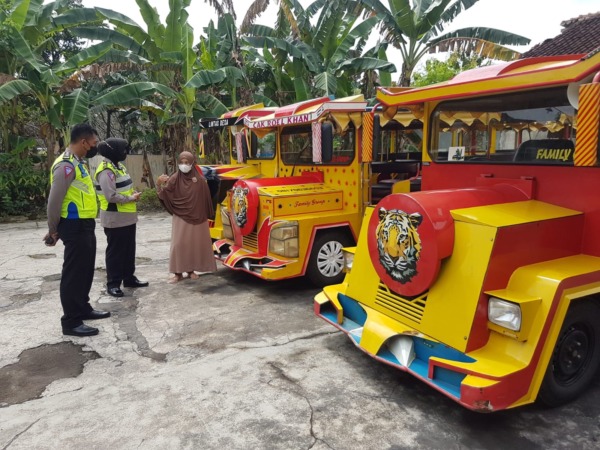 IMBAUAN: Jajaran Satlantas Polres Sukoharjo sosialisasi kepada penyedia jasa persewaan kereta kelinci untuk tidak digunakan takbir keliling, Rabu (19/4/2023). (IWAN KAWUL/RADAR SOLO)