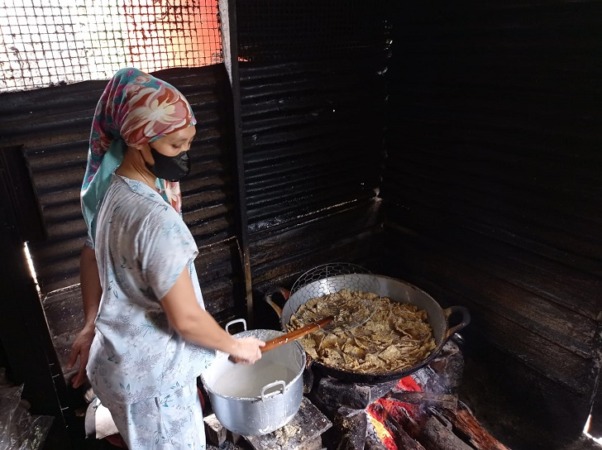 Proses penggorengan tempe benguk di Lingkungan Grobog, Kelurahan Wuryorejo, Kecamatan Wonogiri Kota, Rabu (12/4/2023). (IWAN ADI LUHUNG/RADAR SOLO)