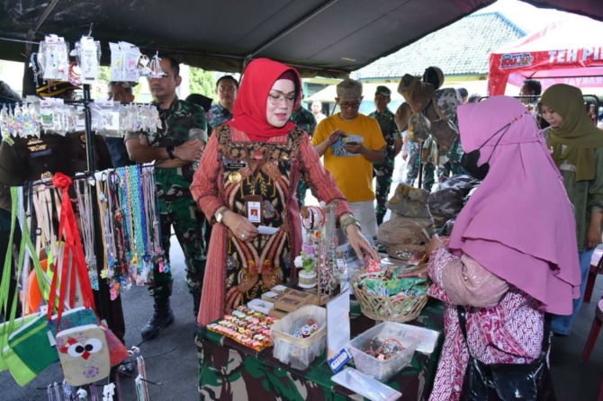 SIDAK: Bupati Sukoharjo Etik Suryani kunjungi pasar murah yang digelar Kodim 0726/Sukoharjo, kemarin (18/4/2023). (IWAN KAWUL/RADAR SOLO)