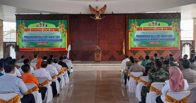 KOORDINASI: Kapolres pimpin rakor persiapan Lebaran di pendapa dumdin bupati Karanganyar,. Jumat siang (14/4/2023). (IWAN ADI LUHUNG/RADAR SOLO)