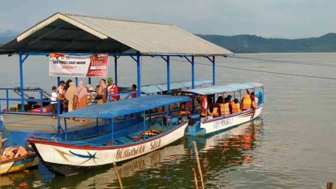 Operasional perahu wisata di objek wisata WGM belum lama ini. (IWAN ADI LUHUNG/RADAR SOLO)