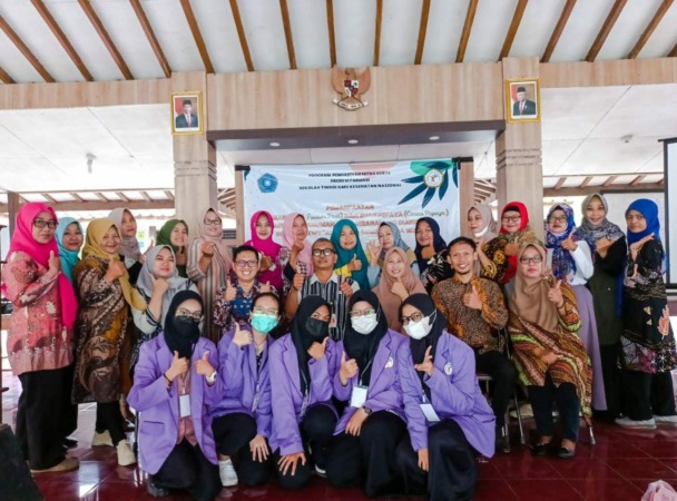 Mahasiswa dan Dosen Stikes Nasional berfoto bersama usai berikan pelatihan pembuatan sirup jelly berbahan buah markisa dan pepaya kepada anggota Kelompok Wanita Tani (KWT) Anugerah Bumi Desa Wirun, Kecamatan Mojolaban, Kabupaten Sukoharjo belum lama ini.