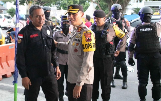 Kapolres Karanganyar AKBP Jerrold Hendra Kumontoy memimpin langsung Sterilisasi Gereja di wilayah Karanganyar, Kamis (6/4/2023) sore. (RUDI HARTONO/RADAR SOLO)