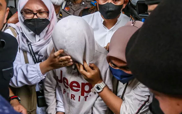AG setelah sidang di Pengadilan Negeri Jakarta Selatan kemarin (10/4). Hakim menyatakan dia terbukti bersalah karena terlibat dalam penganiyaan David Ozora. (SALMAN TOYIBI/JAWA POS)