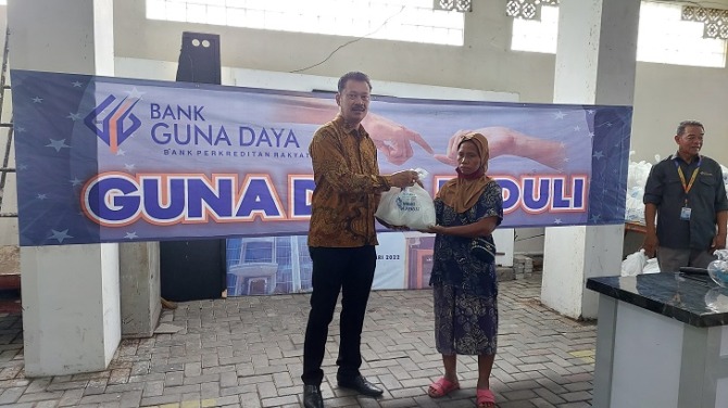 Direktur Utama Bank Guna Daya Arry Mardiyanto serahkan paket sembako kepada warga yang berhak, Selasa (11/4/2023). (RAGIL LISTIYO/RADAR SOLO)