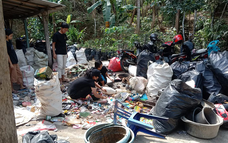 Masyarakat mengumpulkan sampah di Bank Sampah Berseri (BSB) di Desa Krandegan, Kecamatan Bulukerto, Wonogiri. (IWAN ADILUHUNG/RADAR SOLO)